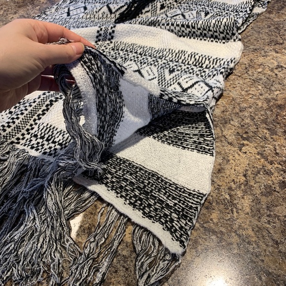 XS California Moonrise knit fringe poncho - Picture 4 of 7